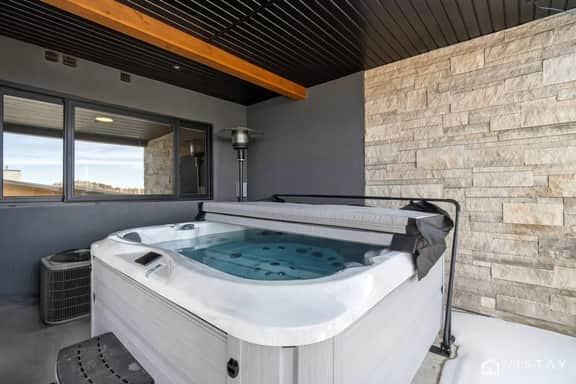 Luxury Ski In/Ski Out Condo w/ Hot Tub and Sauna - Image 4