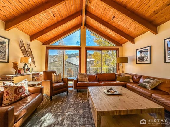 Mountain Escape: Hot Tub, Sauna & Fireplace - Image 1