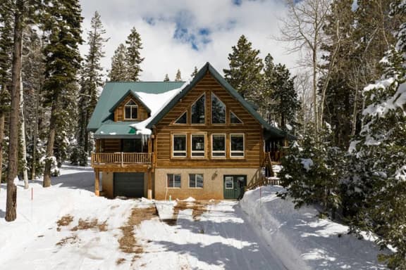 The Moccasin Lodge - Private Hot Tub & Large Deck - Image 1